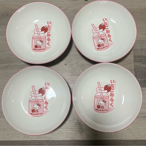 Hello Kitty Other - Hello Kitty Set of 4 Pink Strawberry Milk Plates/ Bowls New